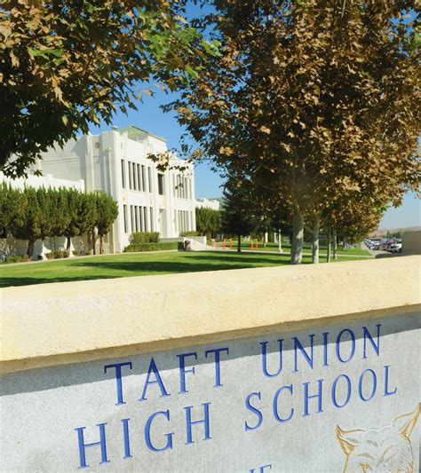 hotels around taft high school.